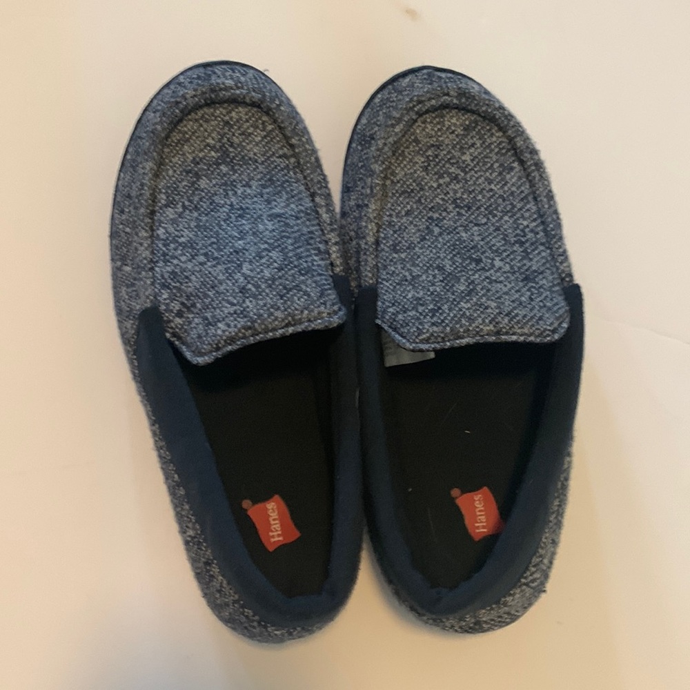 Boys Hanes slippers size 2/3. Rarely worn